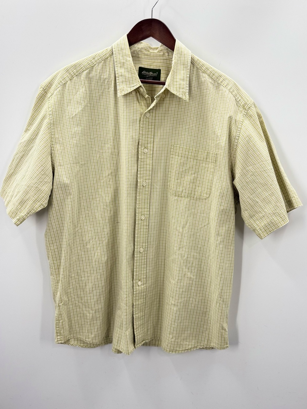 367 Eddie Bauer Men's XL Short-Sleeve Button-Up Shirt in Light Green Plaid